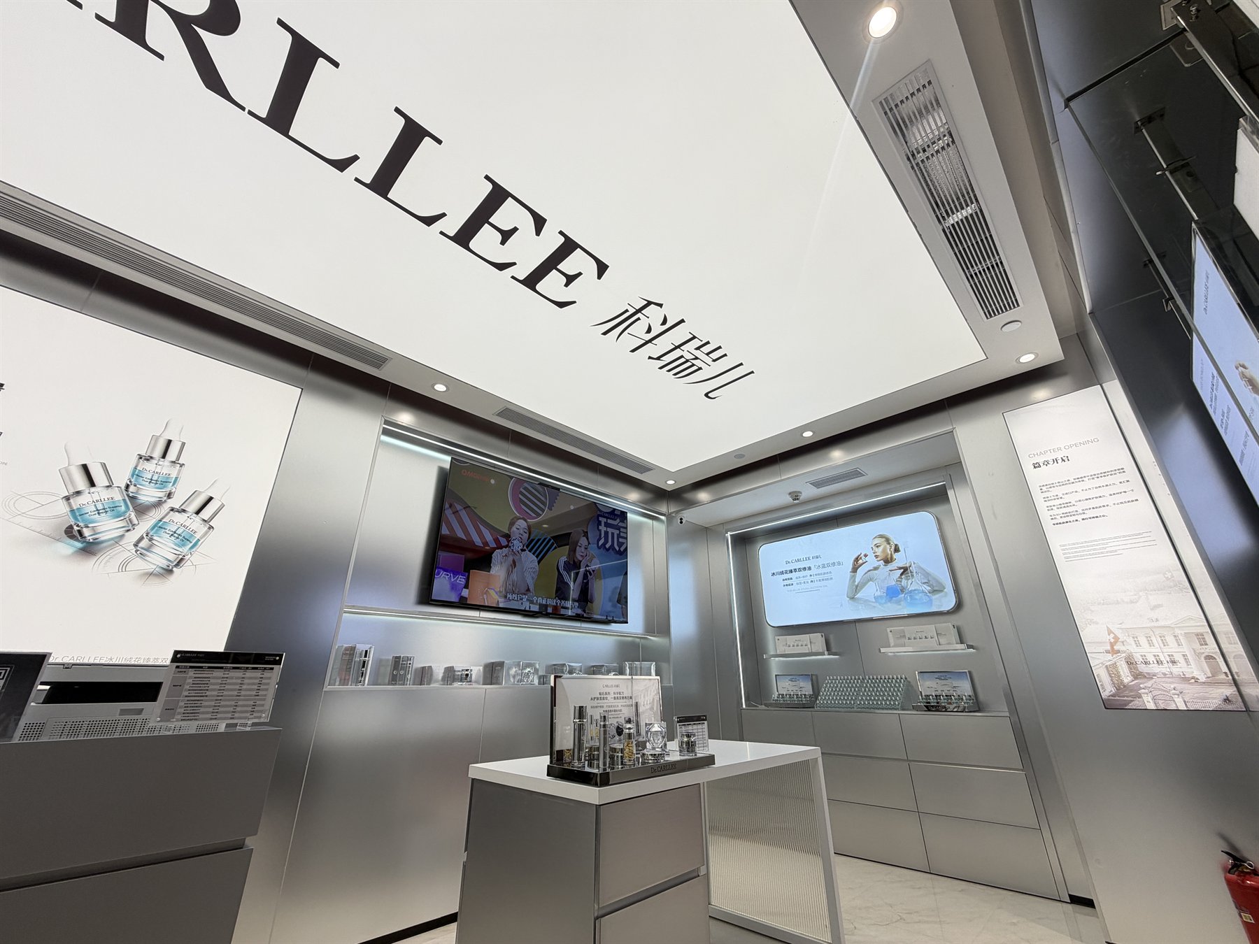 DR.CARLLE门店品牌墙与产品陈列实景