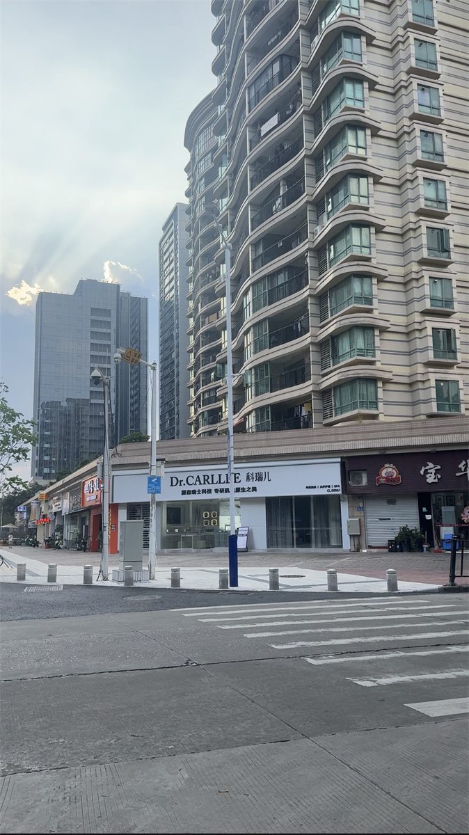 Dr.CARLLEE 科瑞儿广州花都豆姐美肤门店所在街区与白色门头实景
