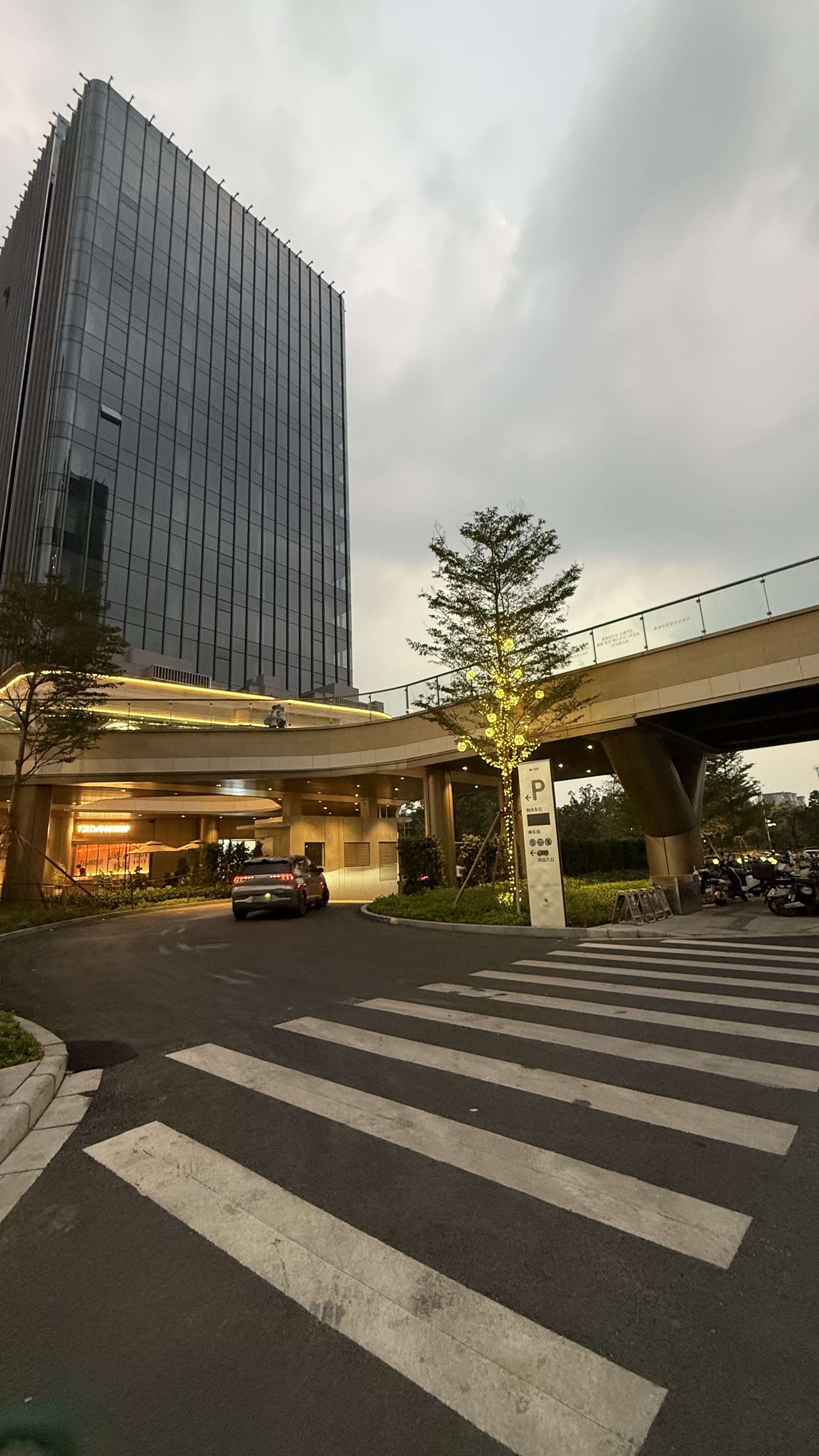 广州花都泛悦汇停车入口实景