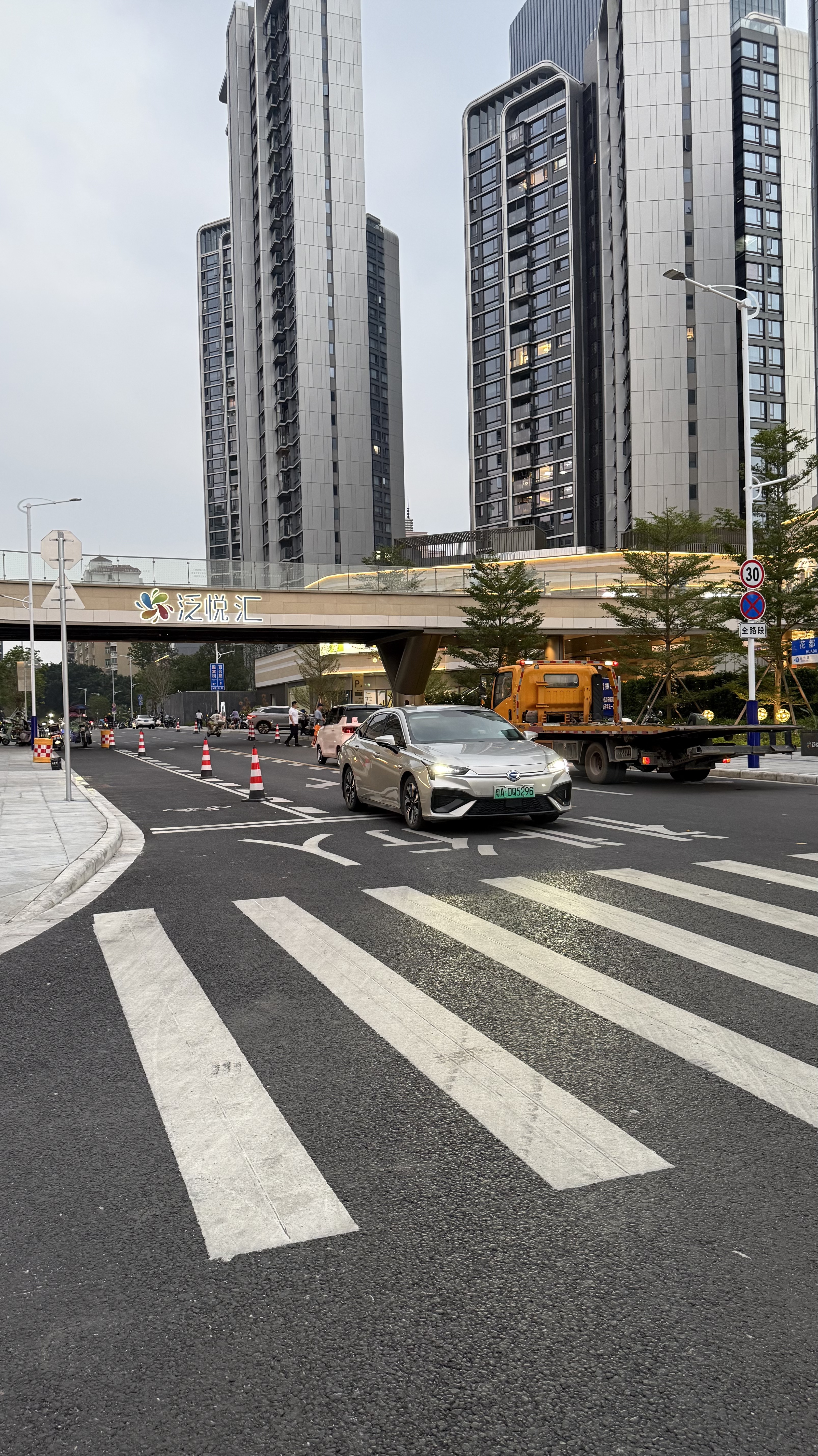 广州花都泛悦汇商圈与停车周边道路实景
